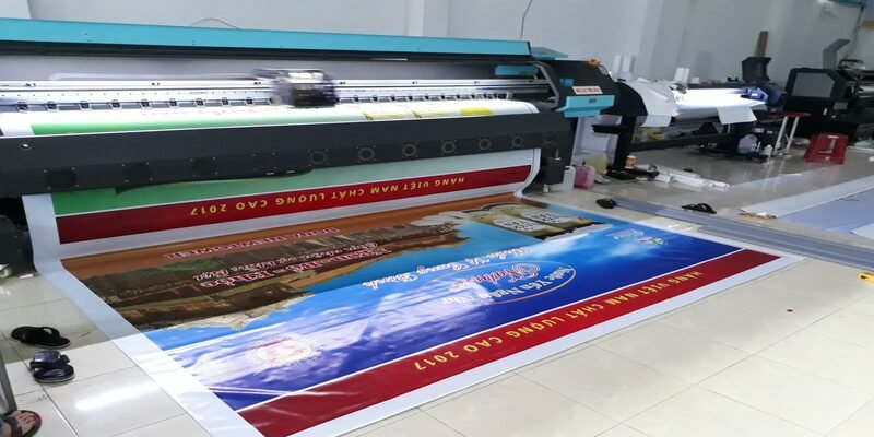 Phân tích sự khác biệt bề mặt giữa in bạt Hiflex khổ lớn không gân và có gân