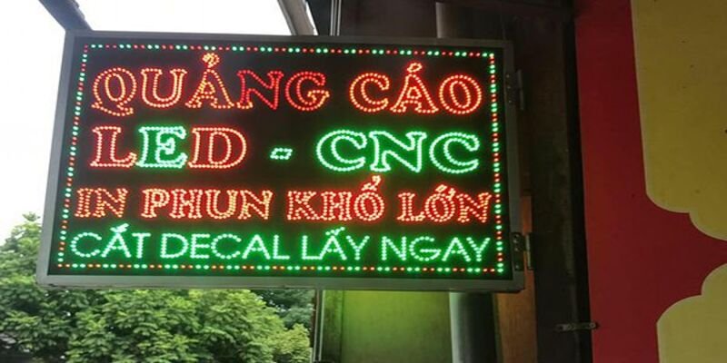 So sánh hiệu quả thu hút thị giác của bảng hiệu cửa hàng có đèn và không đèn