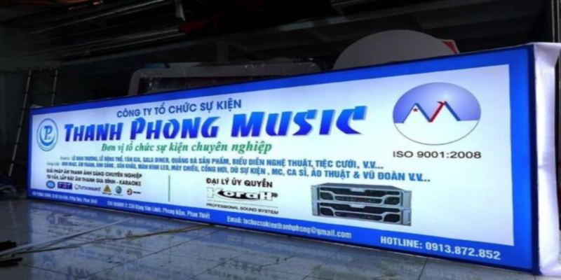 Đánh giá tổng quan dòng bảng hiệu hộp đèn chất liệu bạt Hiflex giá rẻ