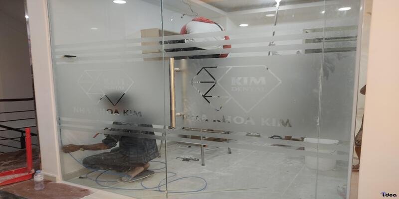 Mẹo bảo quản và nâng cao tuổi thọ công trình in decal dán kính