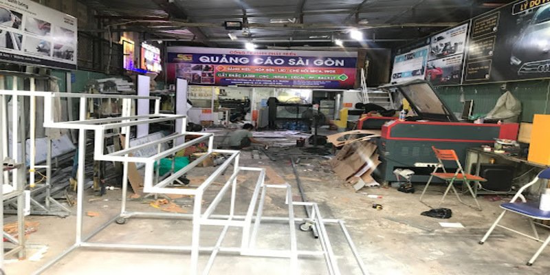 So sánh lợi ích giữa xưởng làm bảng hiệu quảng cáo trực tiếp và đơn vị trung gian
