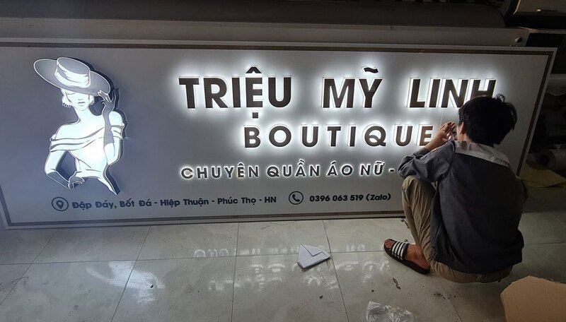 Bí quyết tối ưu ánh sáng và màu sắc cho biển shop thời trang