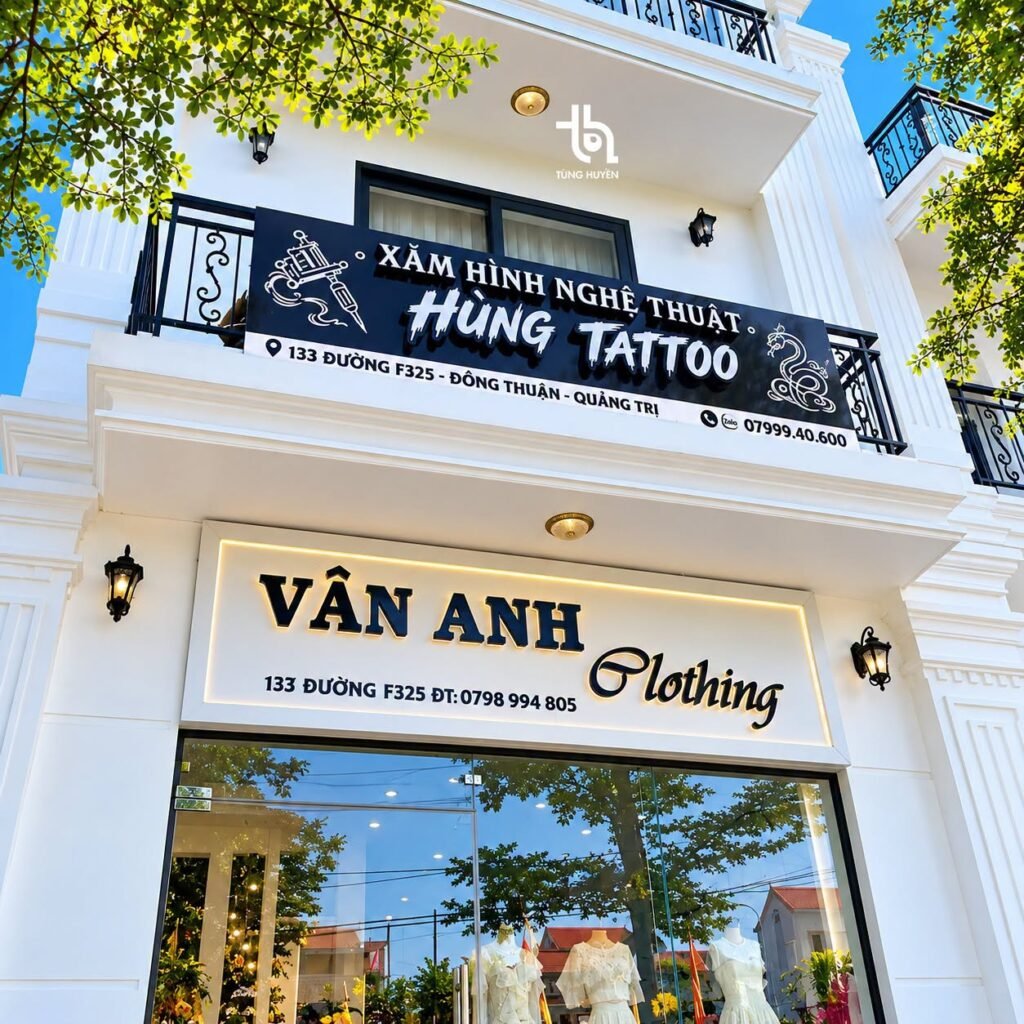 Biển hiệu tiệm xăm lắp trên ban công tầng 2 nhà phố