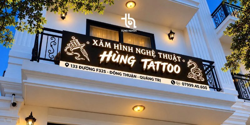 Biển hiệu tiệm xăm Hùng Tattoo nền alu đen chữ nổi sáng đèn trên ban công