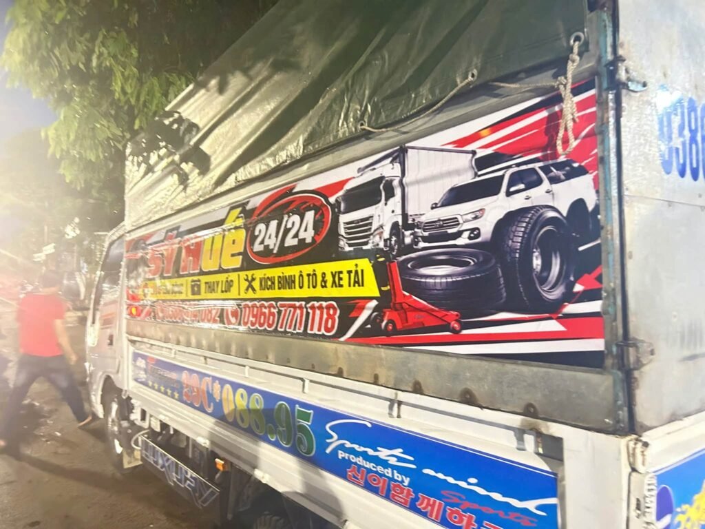 Dán decal cán màng quảng cáo trên thùng xe tải – Quảng Cáo Tùng Huyền