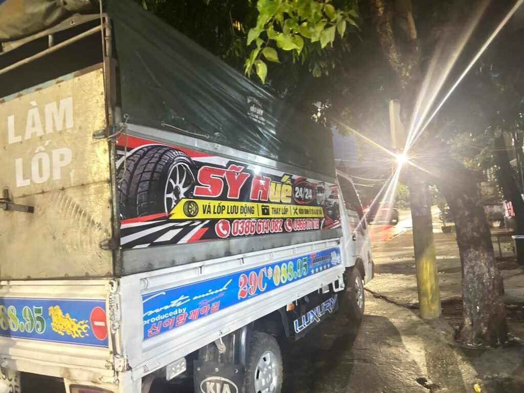 Thành thùng xe tải sau khi dán decal quảng cáo dịch vụ vá lốp lưu động