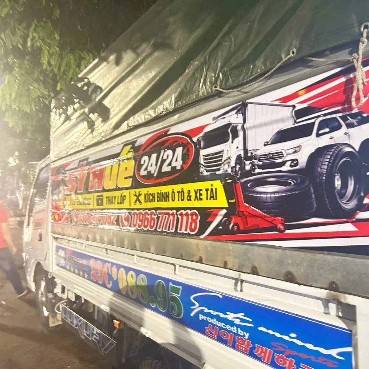 Decal quảng cáo thùng xe tải dịch vụ vá lốp lưu động