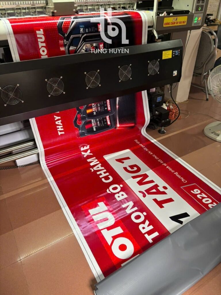 In băng rôn và decal số lượng lớn bằng máy in kỹ thuật số tại xưởng Tùng Huyền