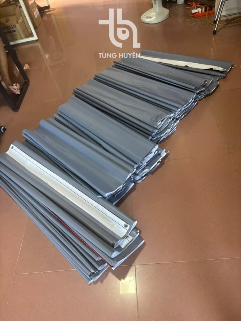 In băng rôn và decal số lượng lớn bằng máy in kỹ thuật số tại xưởng Tùng Huyền