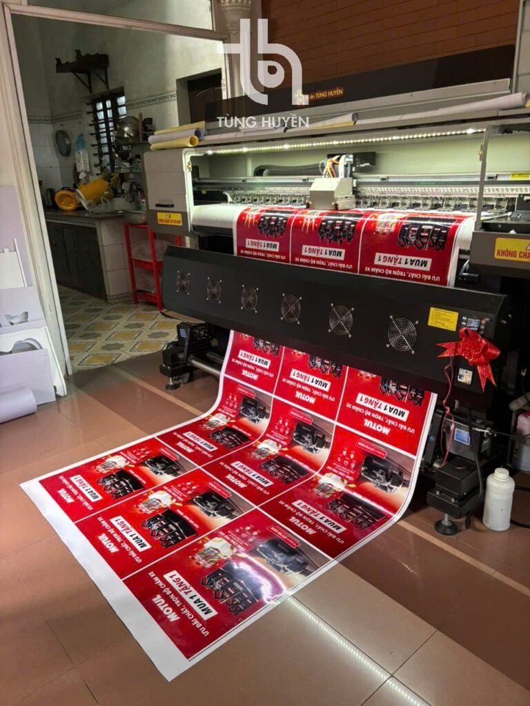 In băng rôn và decal số lượng lớn bằng máy in kỹ thuật số tại xưởng Tùng Huyền