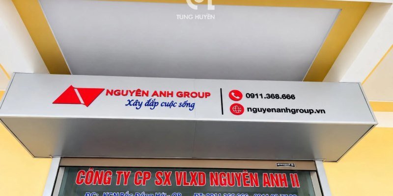 Ốp vách alu che cửa cuốn kèm bộ chữ nổi