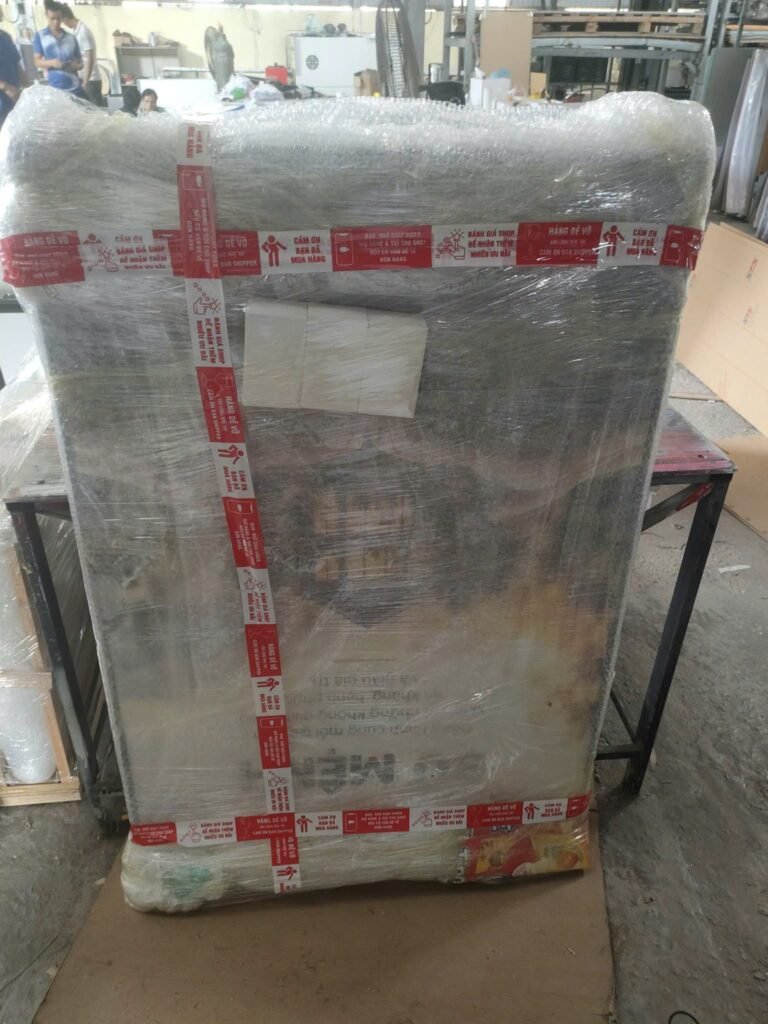 Tranh điện được bọc góc, đóng gói trước khi giao